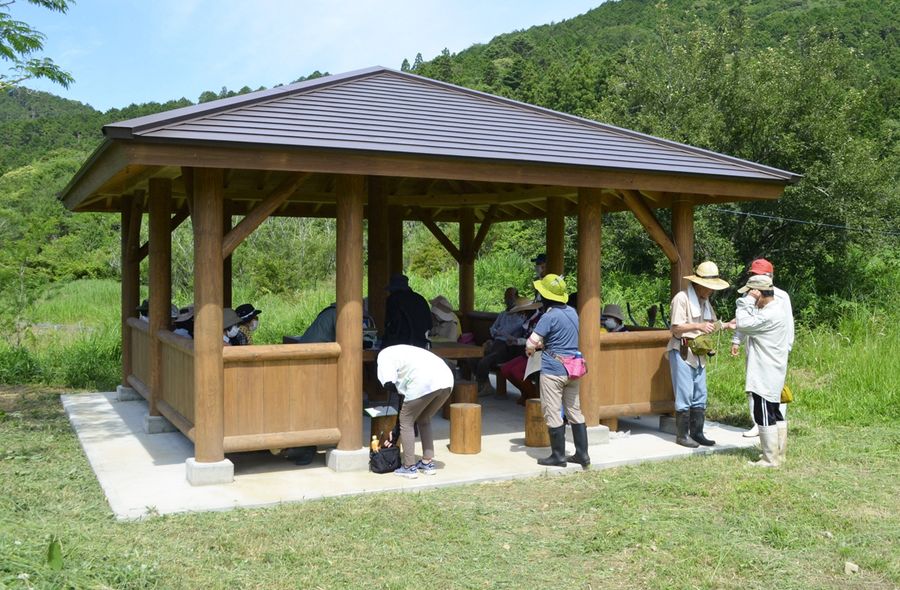 遠山地区に新設されたあずまやに集う植物観察会の参加者(写真はいずれも四万十町数神)