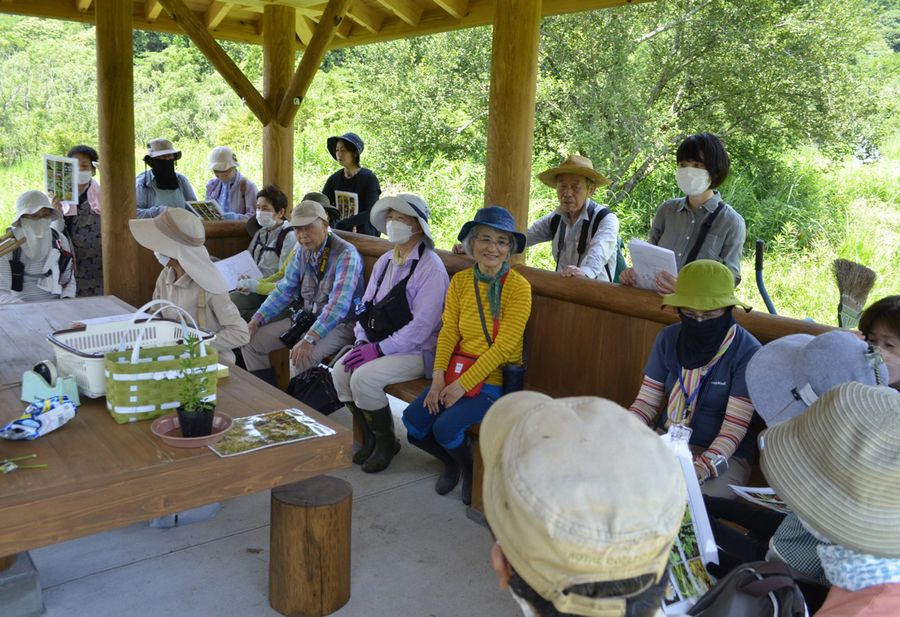 あずまやで行われた座学。牧野博士の足跡も紹介された