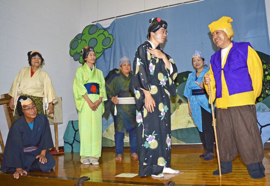 20周年を迎え、稽古に熱が入る「杉ぼっくり」のメンバー(馬路村の魚梁瀬多目的施設)