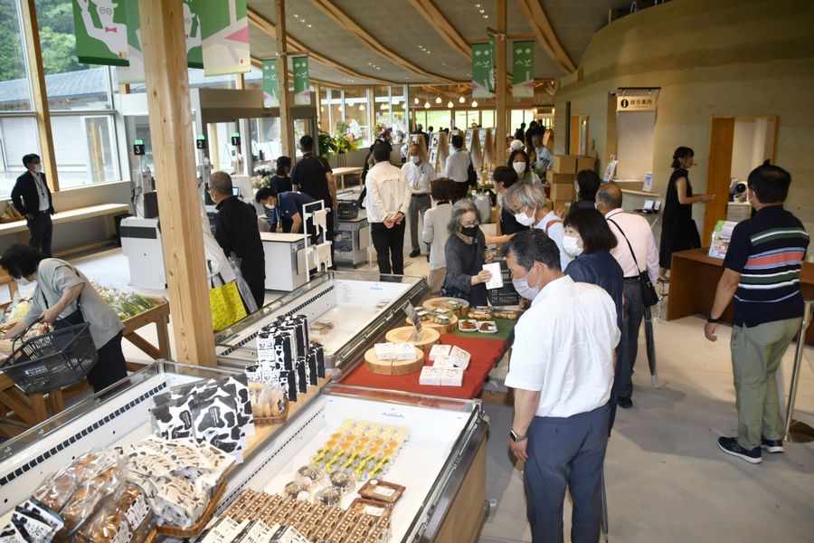 佐川町など周辺自治体の地場産品が豊富にそろう「まきのさんの道の駅・佐川」の施設（写真はいずれも佐川町加茂）