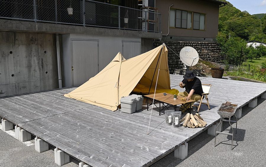 テント泊ができるこまどり温泉のウッドデッキ（安芸市黒瀬）