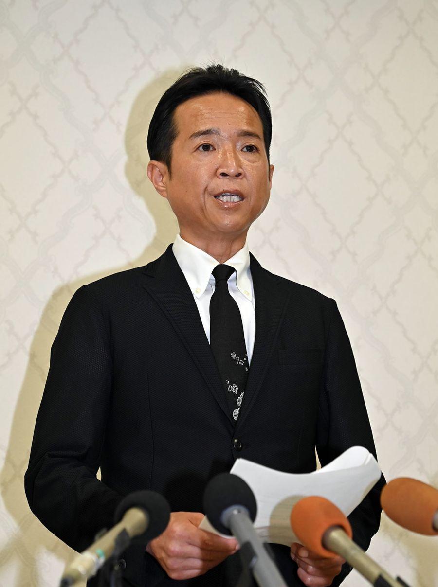 １６日の会見で参院議員の辞職を表明した高野光二郎氏。暴行の詳しい経緯などを説明することなく、参院を去った（高知市内）