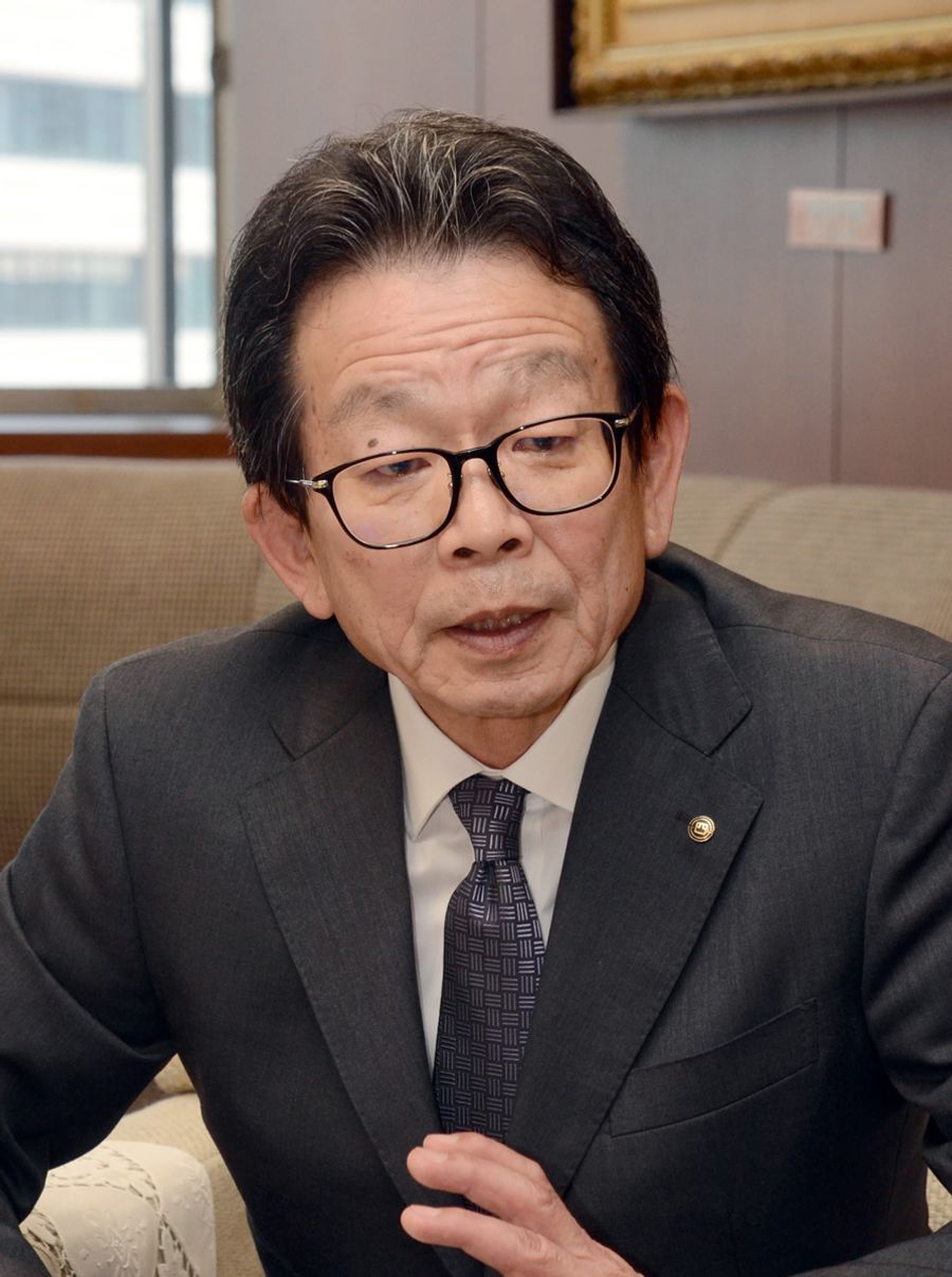 「伝統に頼るのではなく、常に新しいことにチャレンジする組織を目指す」と話す小林達司氏(高知市南はりまや町1丁目の四国銀行本店)