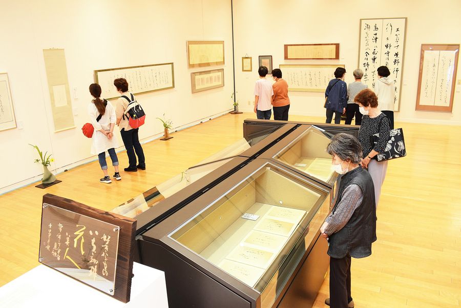 仮名の優雅な線を表現した３９点が並ぶ高知一先会かな書展（高知市の「かるぽーと」