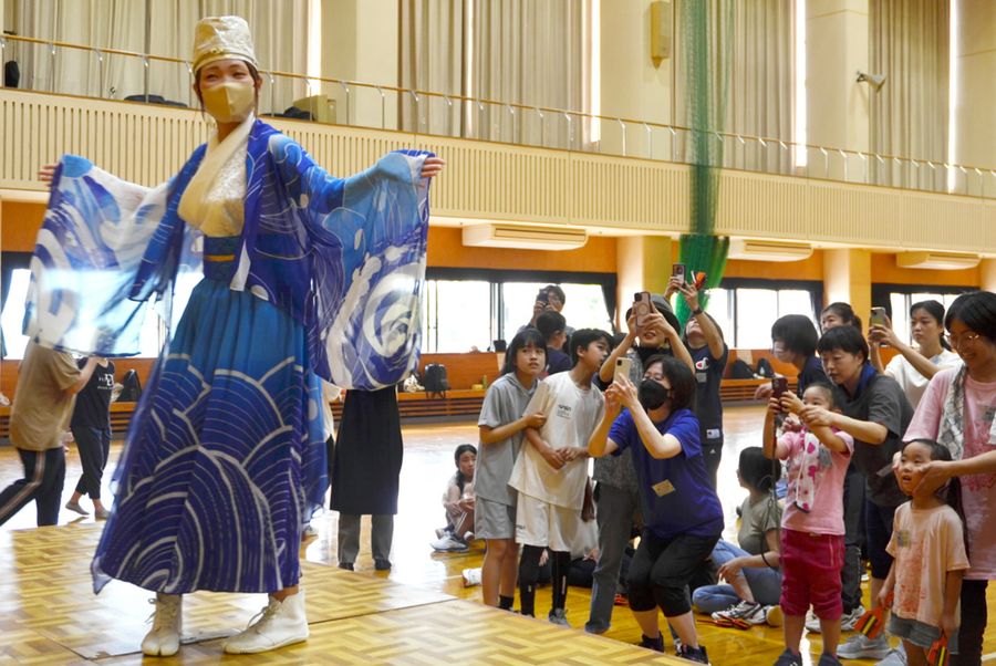 踊り子にお披露目された「濵兆」の衣装。ひらひらの生地で、波をイメージしたという　（高知市高須砂地のセリーズ） 