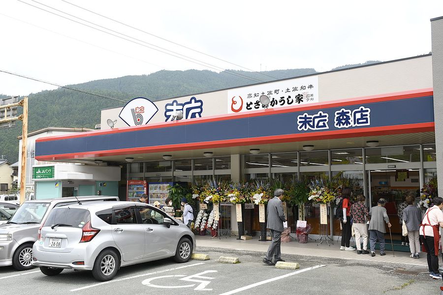 看板などの外観も一新した