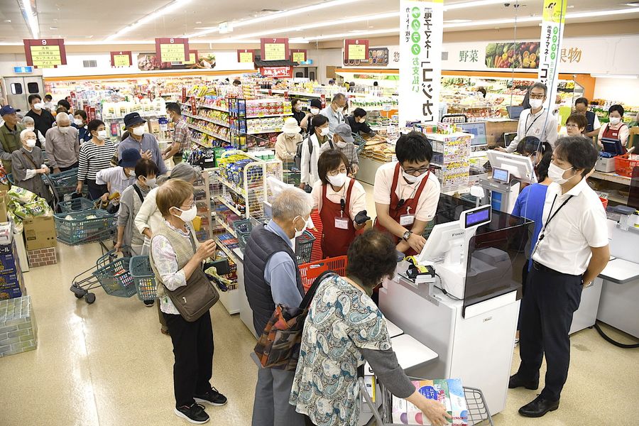 開店を待ちわびた多くの住民らが来店した末広森店　（写真はいずれも土佐町土居）