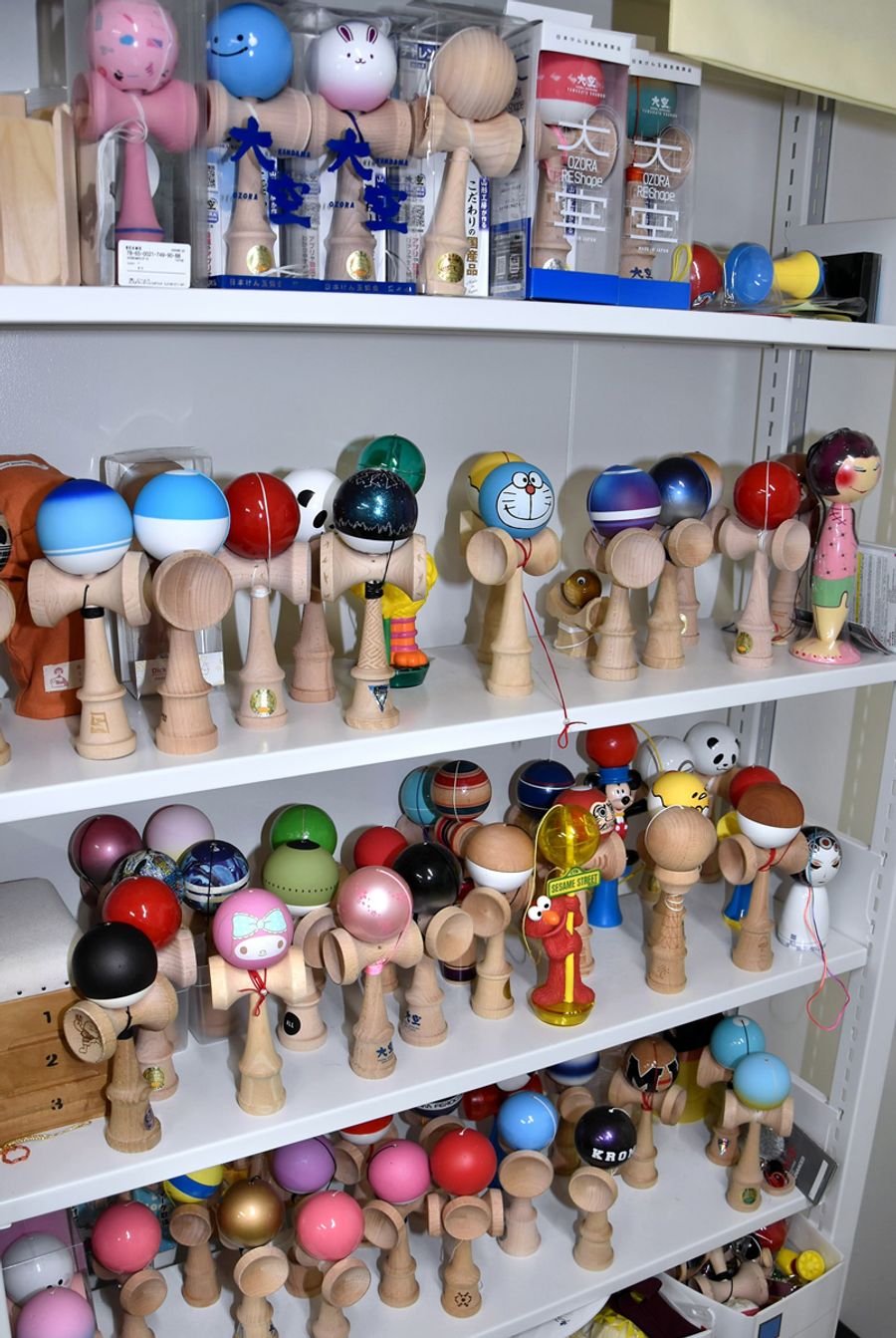 福住准教授の研究室に並ぶ１００個以上のけん玉。自費で購入しているという