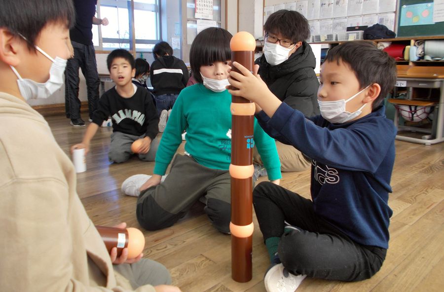 「筒けん」でタワーをつくる土居小児童（安芸市土居）