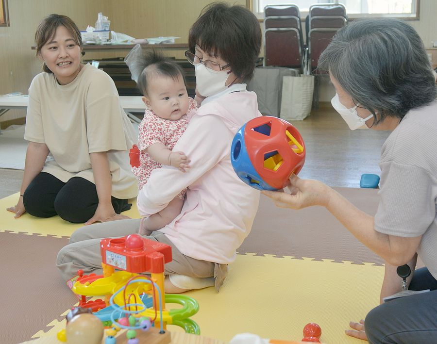元保育園長の山下文子さん＝右から２人目＝らがスタッフを務める「子育てひろば『しんまち』」（高知市の横浜新町東公民館）