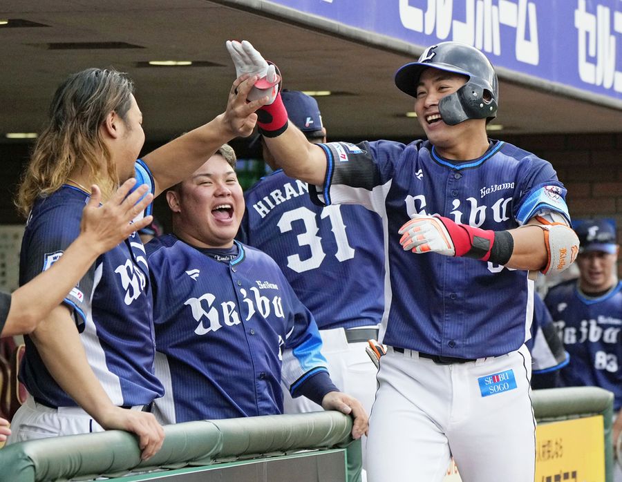 ５回、先制ソロを放ち、ナインに迎えられる西武・岸（楽天モバイルパーク）