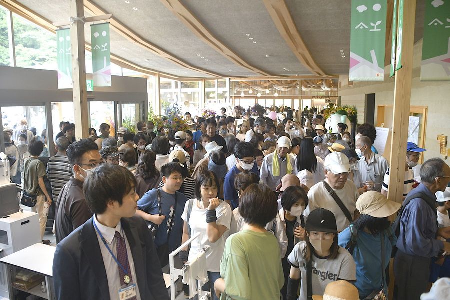 初日から大勢の客でにぎわった「まきのさんの道の駅・佐川」（佐川町加茂）