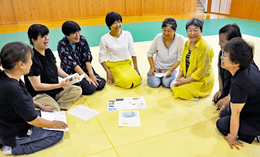 活動について話し合う四万十川こども演劇祭の実行委員会メンバーら（写真はいずれも四万十市安並）