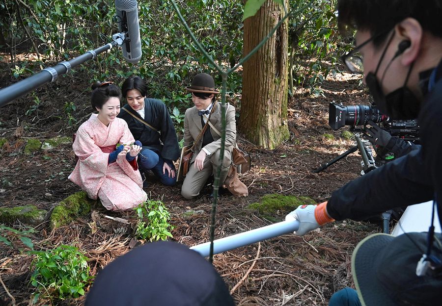 横倉山で植物採集をする寿恵子、竹雄、万太郎を撮影（写真はいずれも越知町の横倉山）