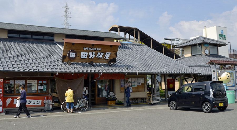 田野駅屋の外観。奥は土佐くろしお鉄道の田野駅