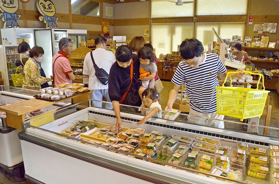 オープン20周年を迎えた田野駅屋。午前中から多くの人でにぎわう(写真はいずれも田野町)