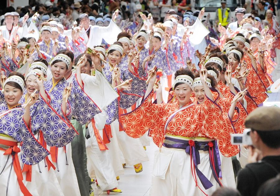 ０８年のよさこい大賞に輝いた「ほにや」。♪踊らにゃそんそん～。モダンとレトロをおしゃれにミックス