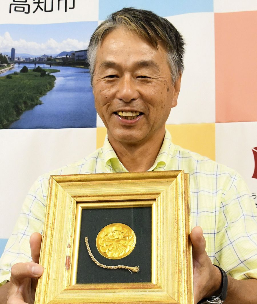 選抜高校野球大会の優勝メダル寄贈 高知市 | 高知新聞