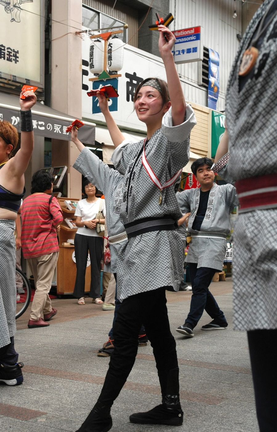 踊りの合間に他の踊り子たちと近くの食堂に立ち寄る姿も見られたとか