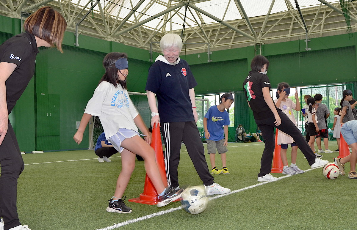 ブラインドサッカーを子どもたちが体験、選手のテクに「すげえ