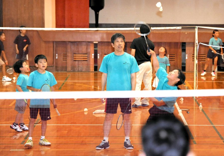 スマッシュを打つジュニア選手。園児から小６までが和気あいあい汗を流す（写真はいずれも春野中）