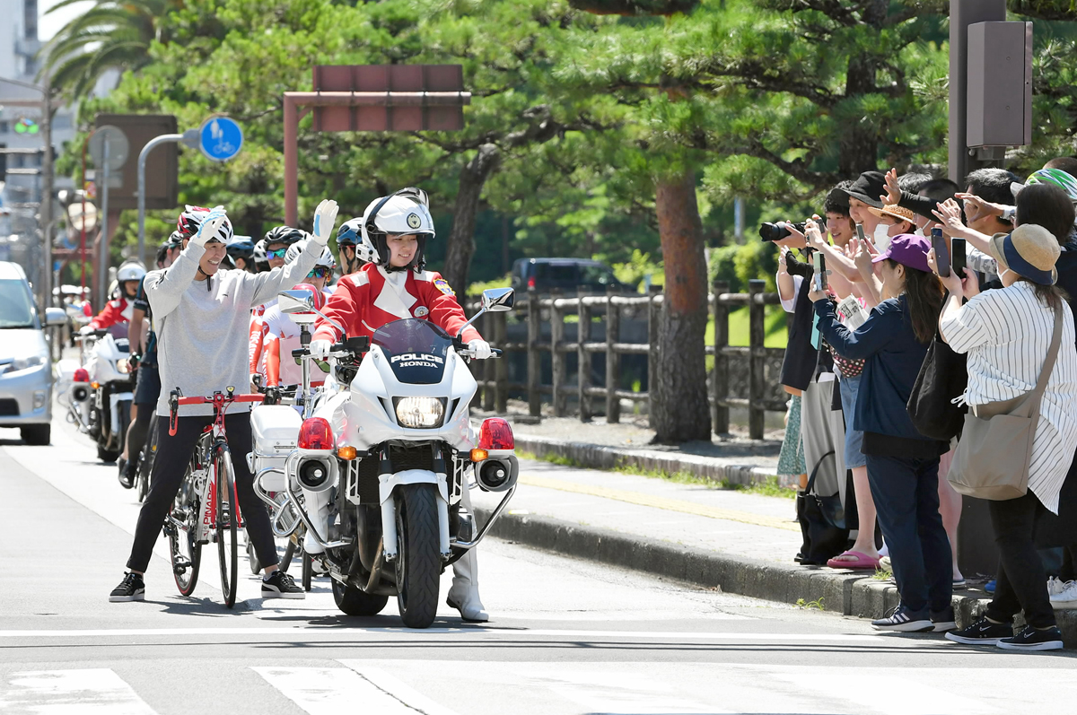 マッチ～！」と声援 近藤真彦さんが自転車のヘルメット着用をPR 高知