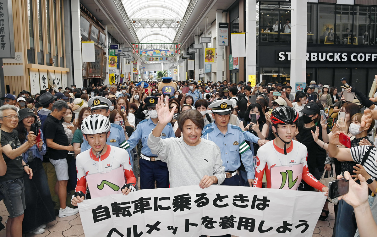 マッチ～！」と声援 近藤真彦さんが自転車のヘルメット着用をPR 高知