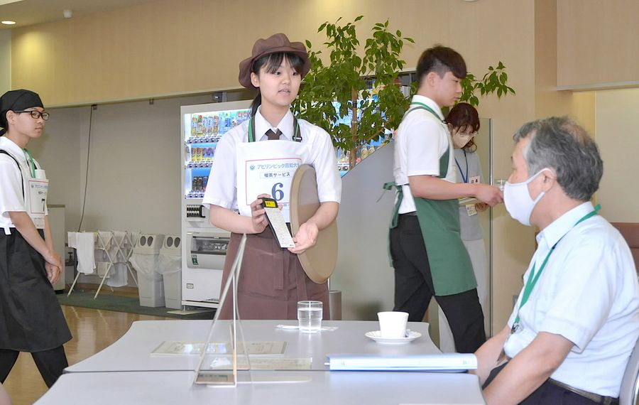 喫茶サービス部門で接客する出場者(高知市のポリテクセンター高知)