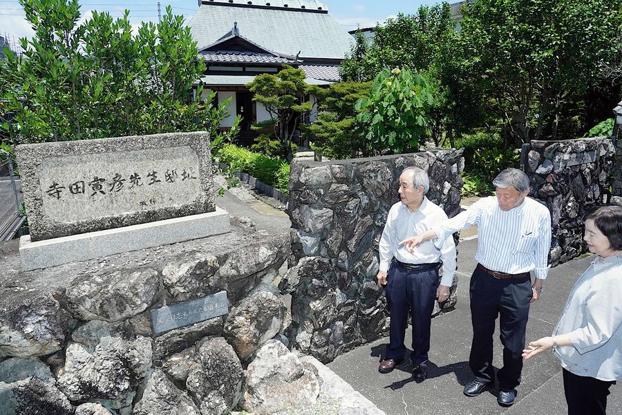 寺田寅彦の朝ドラ化を目指し、署名活動を始める「友の会」のメンバーら(高知市の寺田寅彦記念館)