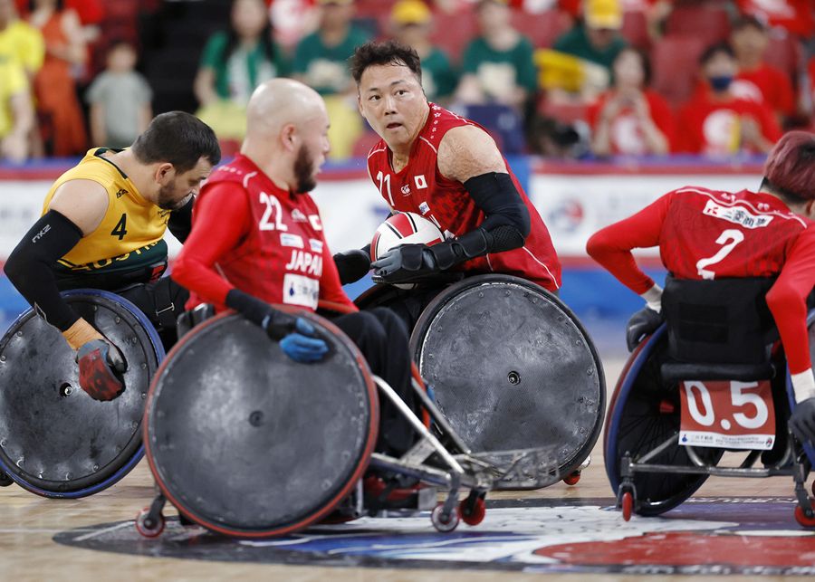 決勝のオーストラリア戦の第３ピリオド、パスコースを探す池＝中央右（東京体育館）