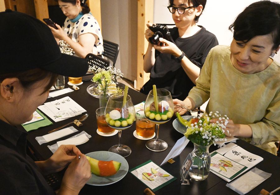 香南市のメロンをぜいたくに使ったパフェを堪能する来場者(高知市はりまや町1丁目のスタジオブリュー)