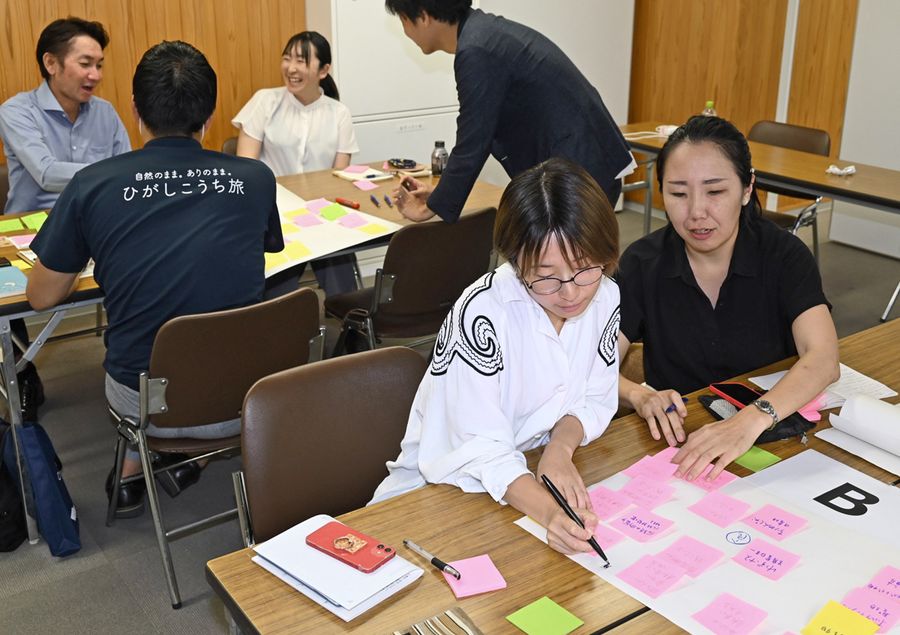 安芸市の魅力発信について話し合う参加者（同市の県安芸総合庁舎）