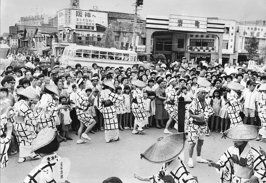 １９５８年、はりまや橋会場で踊る愛宕商連踊り子チーム