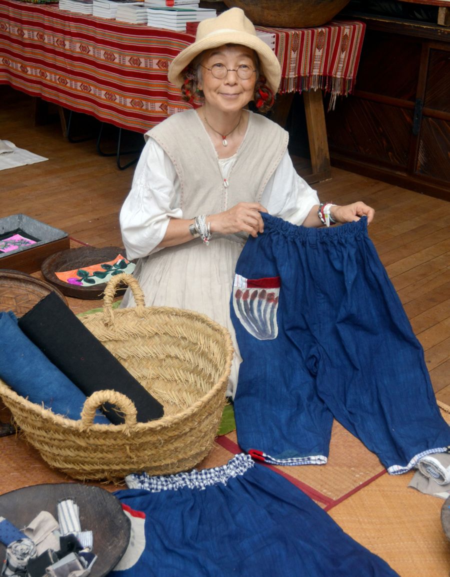 心打つ手織り布の衣服 早川ユミさんが制作 高知市で個展 7/9まで 