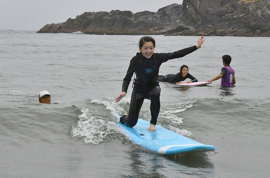 講師のレクチャーを受けて波乗りを楽しむ甲浦中学校の生徒（東洋町の白浜海岸）