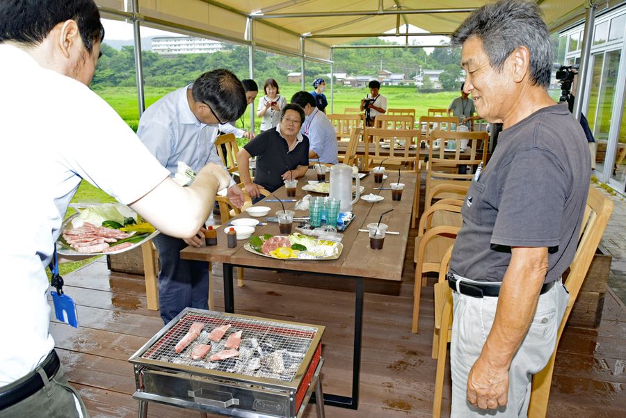 グリーンレモンや天日塩でバーベキューが楽しめる「ひなたやテラス」（黒潮町の道の駅ビオスおおがた）