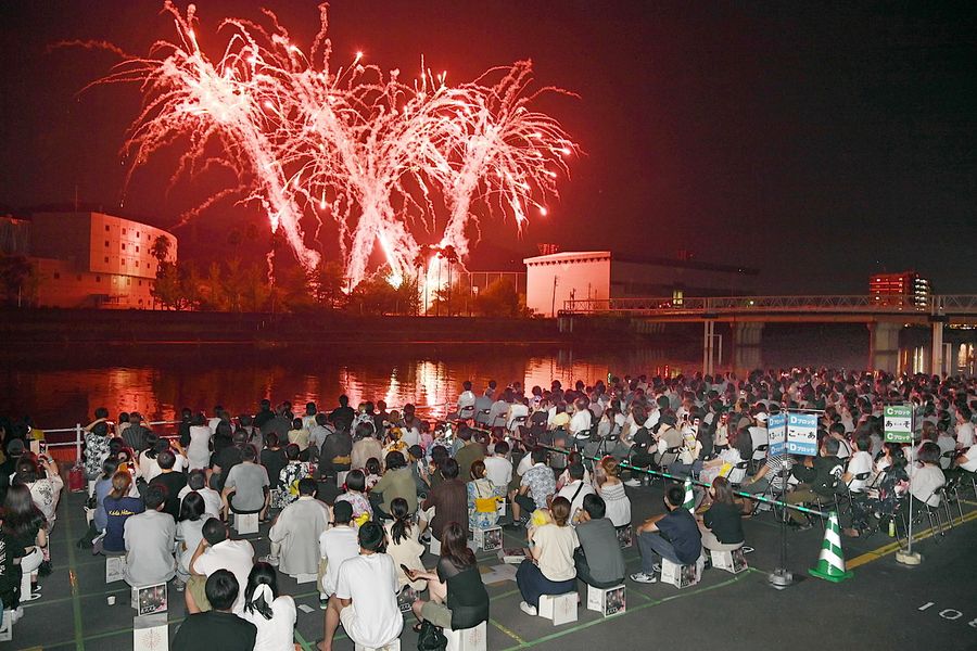 ２０２２年の高知市納涼花火大会。鏡川河畔の観覧スペースは今年も有料