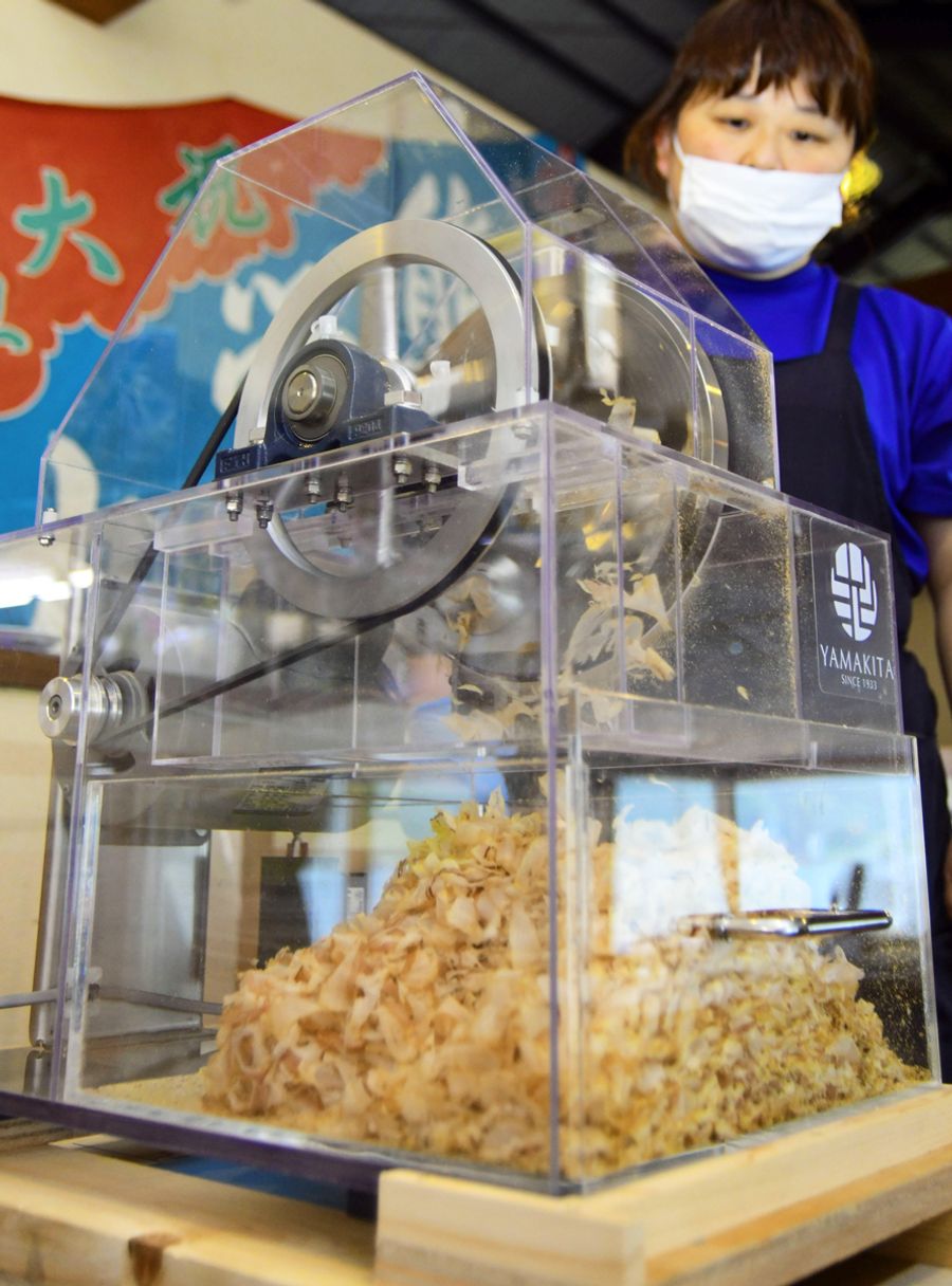 レストランにお目見えした削り節機。工程を体験、見学できる（写真はいずれも土佐清水市の足摺黒潮市場）