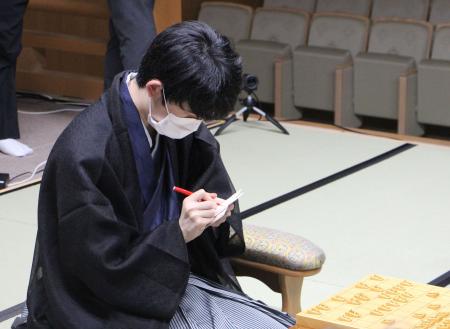 藤井防衛か、佐々木奪取か 将棋王位戦、7番勝負開幕 高知新聞