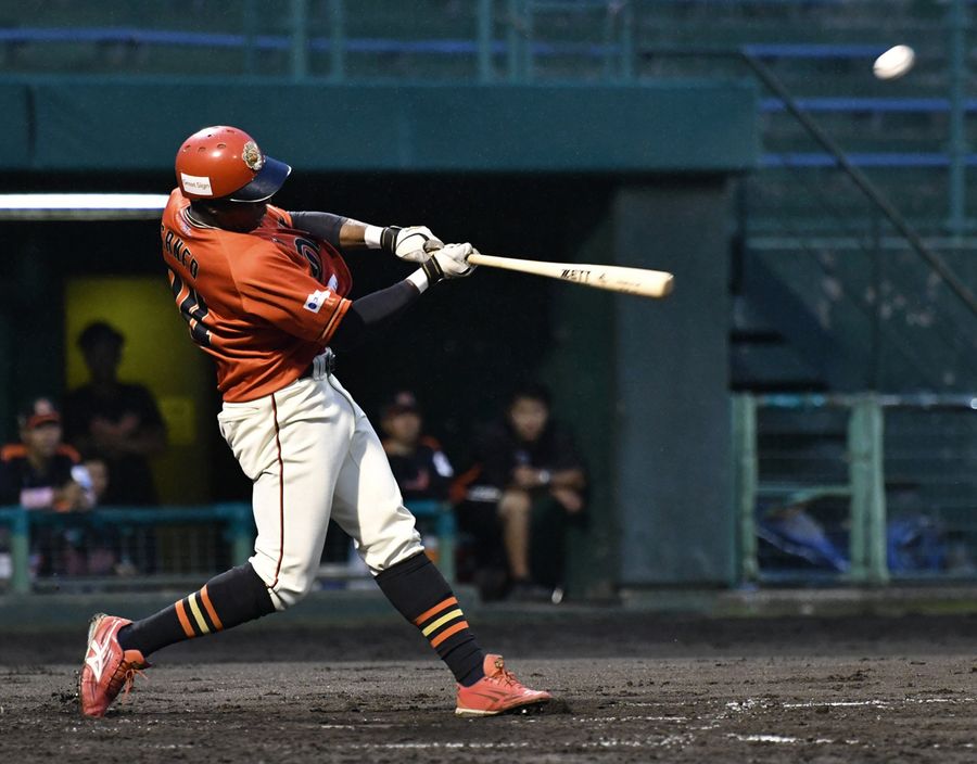 【高知FD―愛媛MP】3回裏高知無死走者なし、サンフォの本塁打で先制点を挙げた(高知球場)