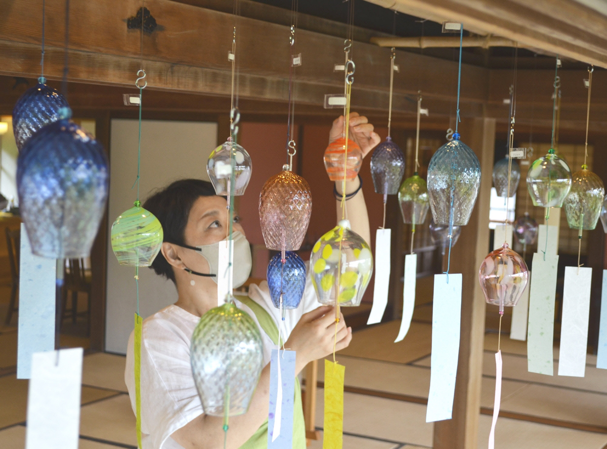ガラス風鈴 古民家に涼 高知県四万十町のカフェに70点ずらり | 高知新聞