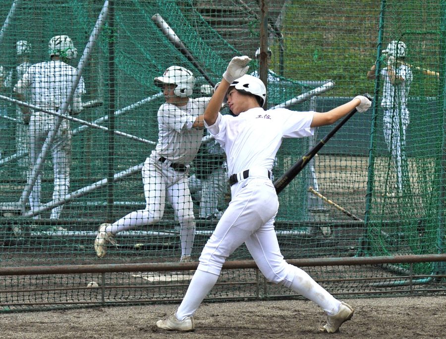 長打力向上を図ってきた土佐。フリー打撃に励む選手たち