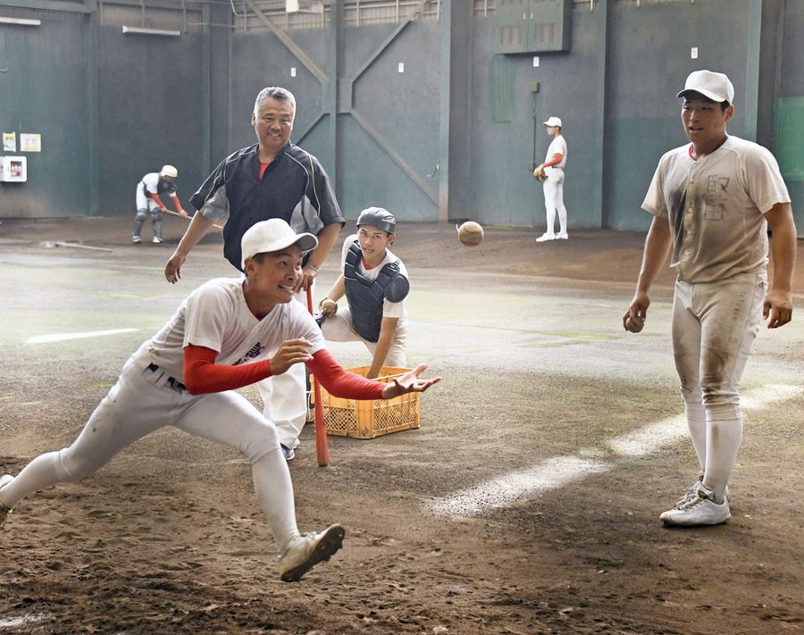 左右に散らしたボールをキャッチする練習で心身を鍛える中央投手陣
