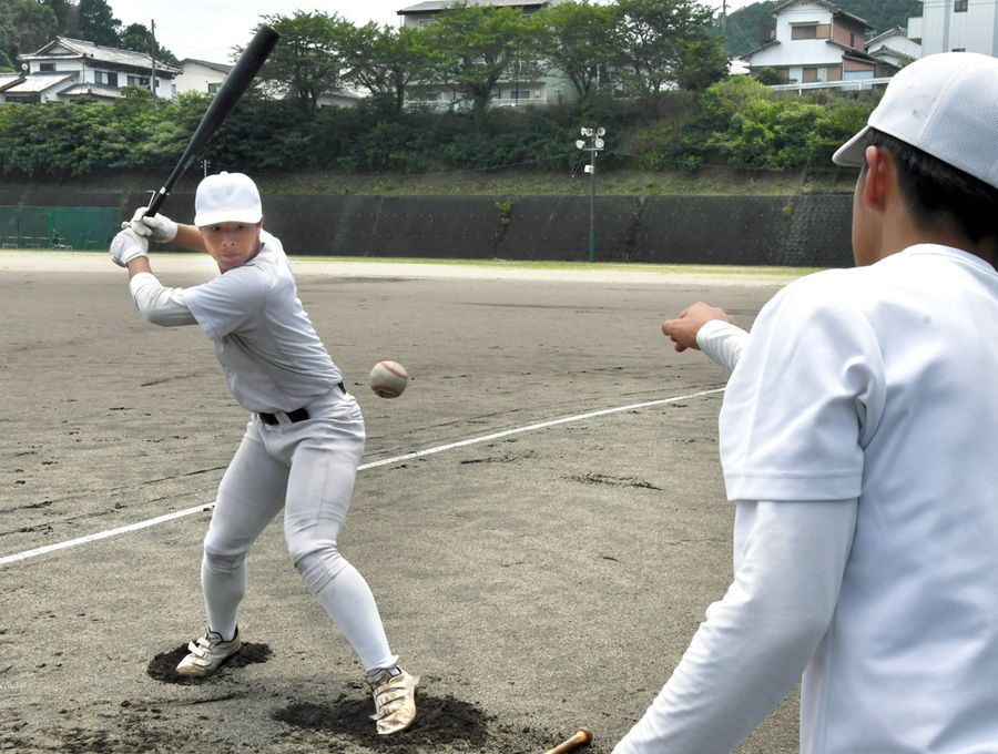 ティーバッティングに汗を流す中村ナイン