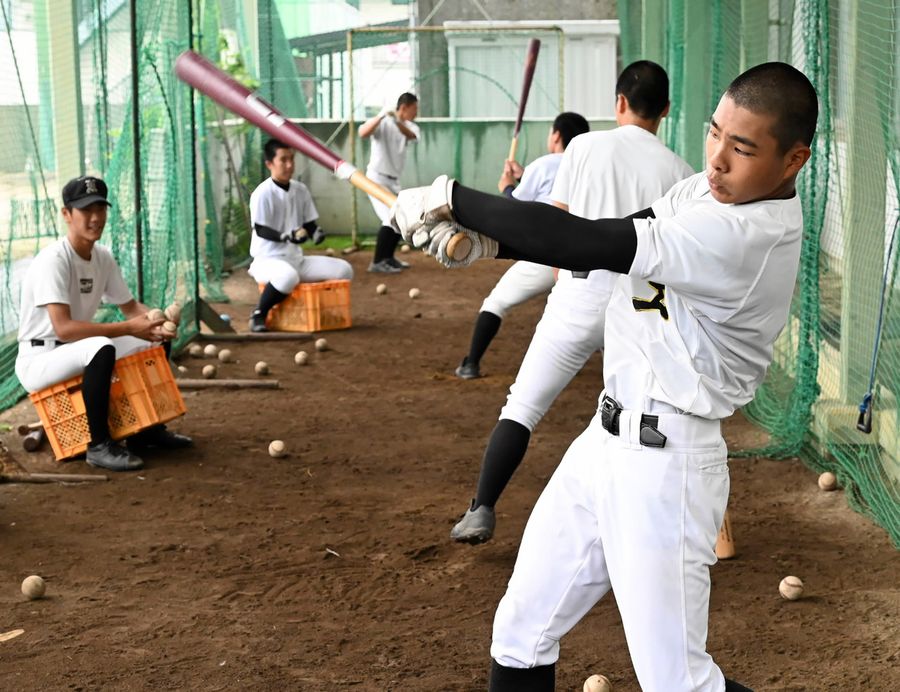 ティー打撃に取り組む東工ナイン