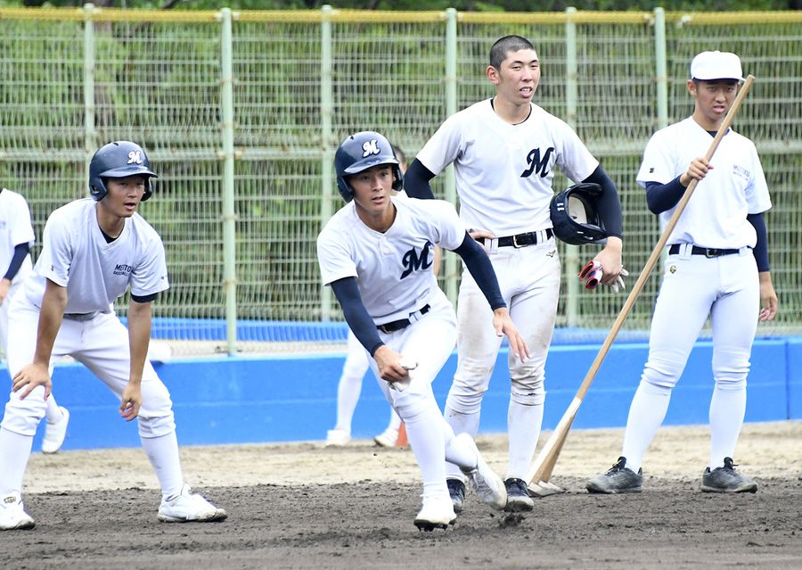 シート打撃で走塁の判断力を磨く明徳ナイン