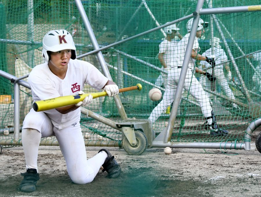 打撃練習でバントの技術を磨く高知ナイン