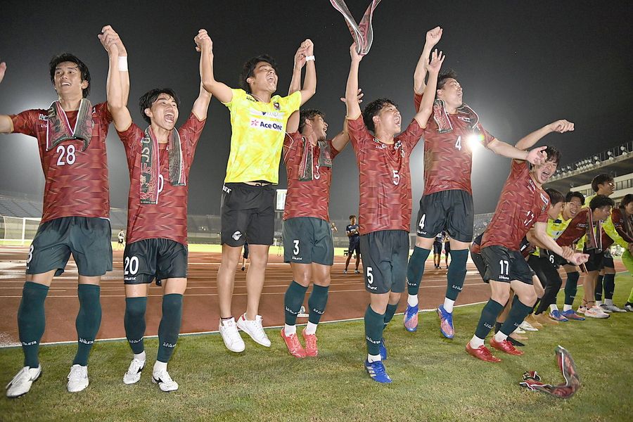 横浜ＦＣを完封した高知Ｕ。２戦連続でＪ１を撃破し喜びを爆発さた（春野陸上競技場＝佐藤邦昭撮影）