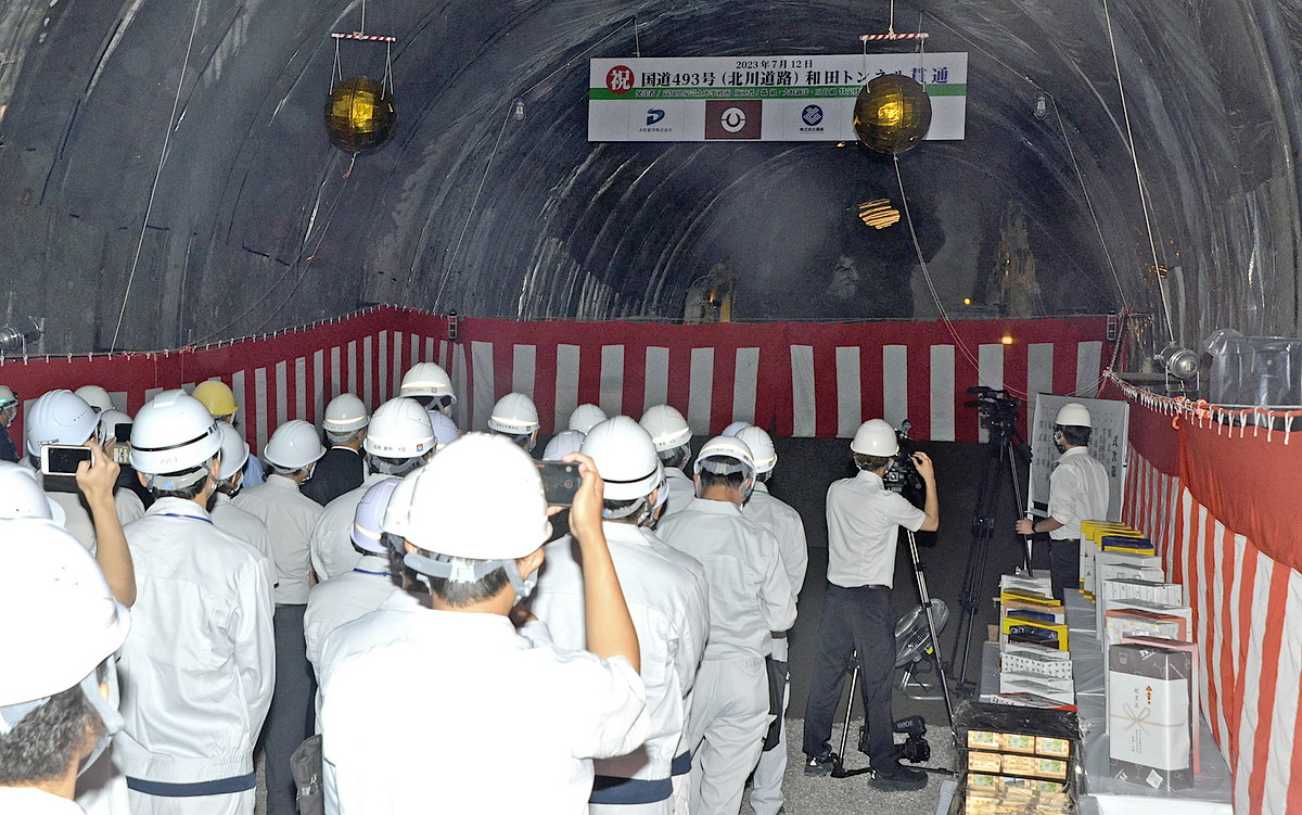 北川道路の和田トンネル貫通 23年度一部開通へ前進 高知県北川村