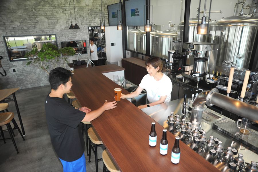 多彩な地ビールを楽しめるビアレストラン(写真はいずれも高知市仁井田の高知新港)